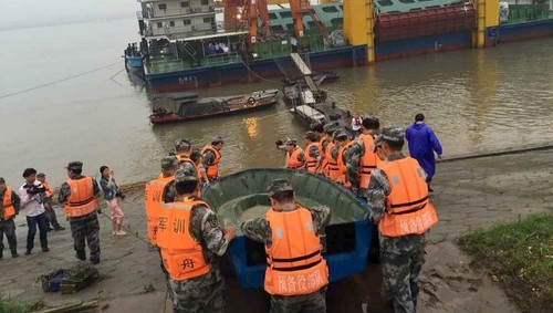 В Китае продолжаются спасательные работы на месте крушения теплохода "Звезда Востока" - ảnh 1